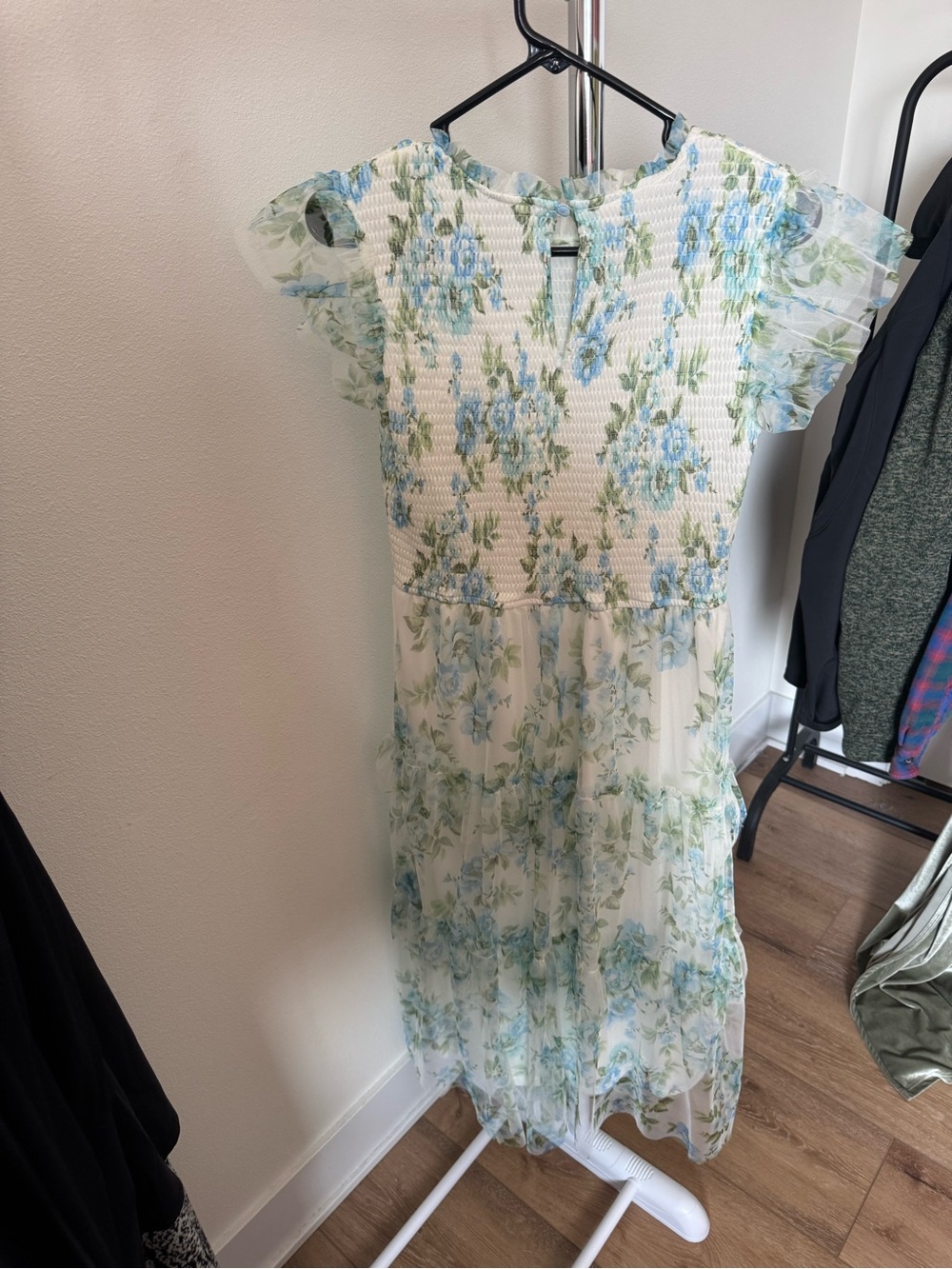 By The River BLUE FLORAL FLUTTER SLEEVE MIDI DRESS Size Medium - Picture 10 of 10